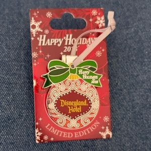 Tinker Bell Happy Holidays Ornament Pin 2018 Disneyland Hotel Christmas LE 2000